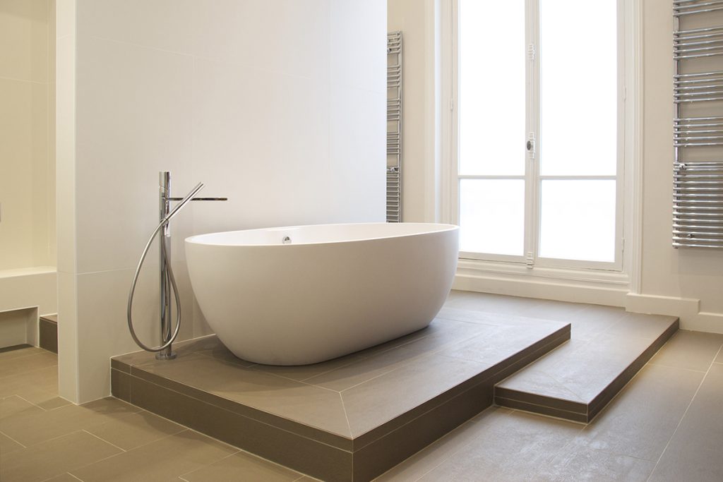 Réalisation salle de bain avec baignoire en îlot
