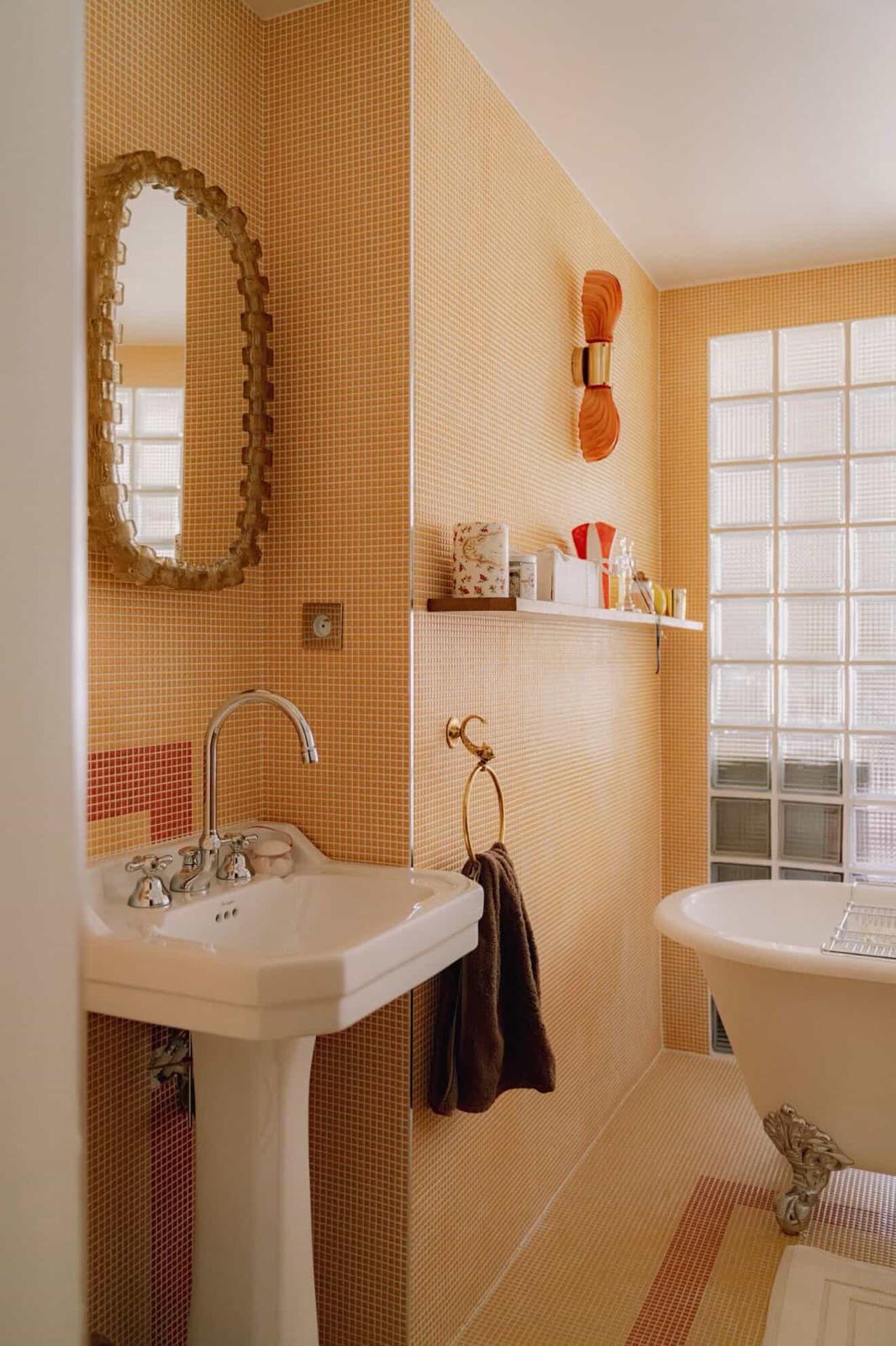 Rénovation complète d’une salle de bains dans un style rétro