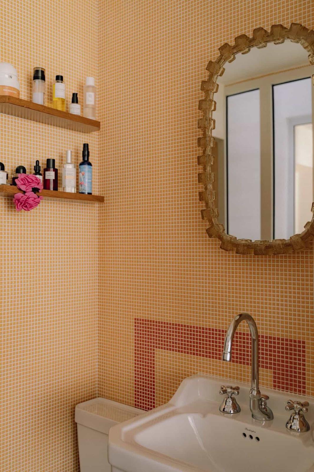 Rénovation complète d’une salle de bains dans un style rétro