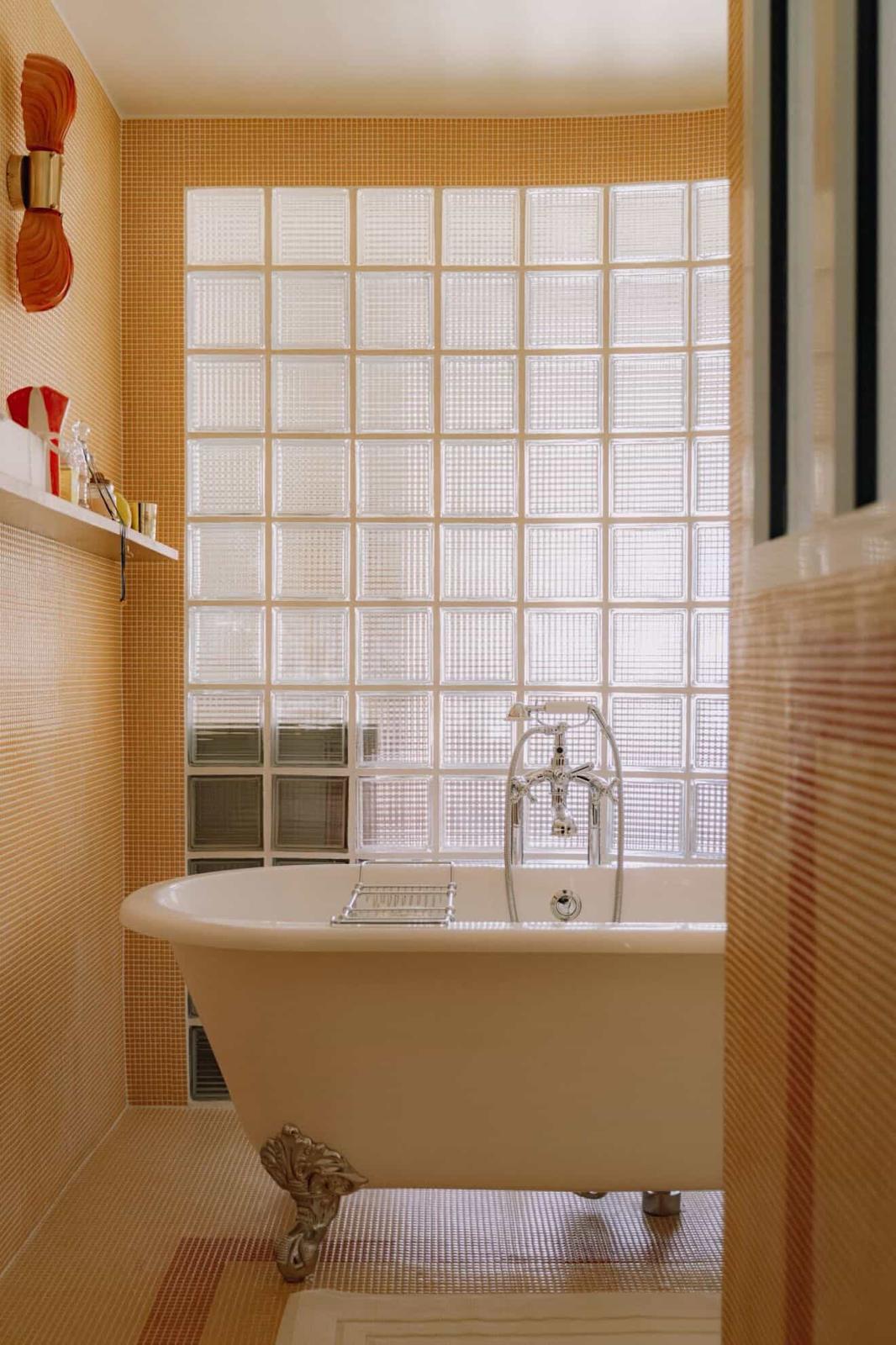 Rénovation complète d’une salle de bains dans un style rétro