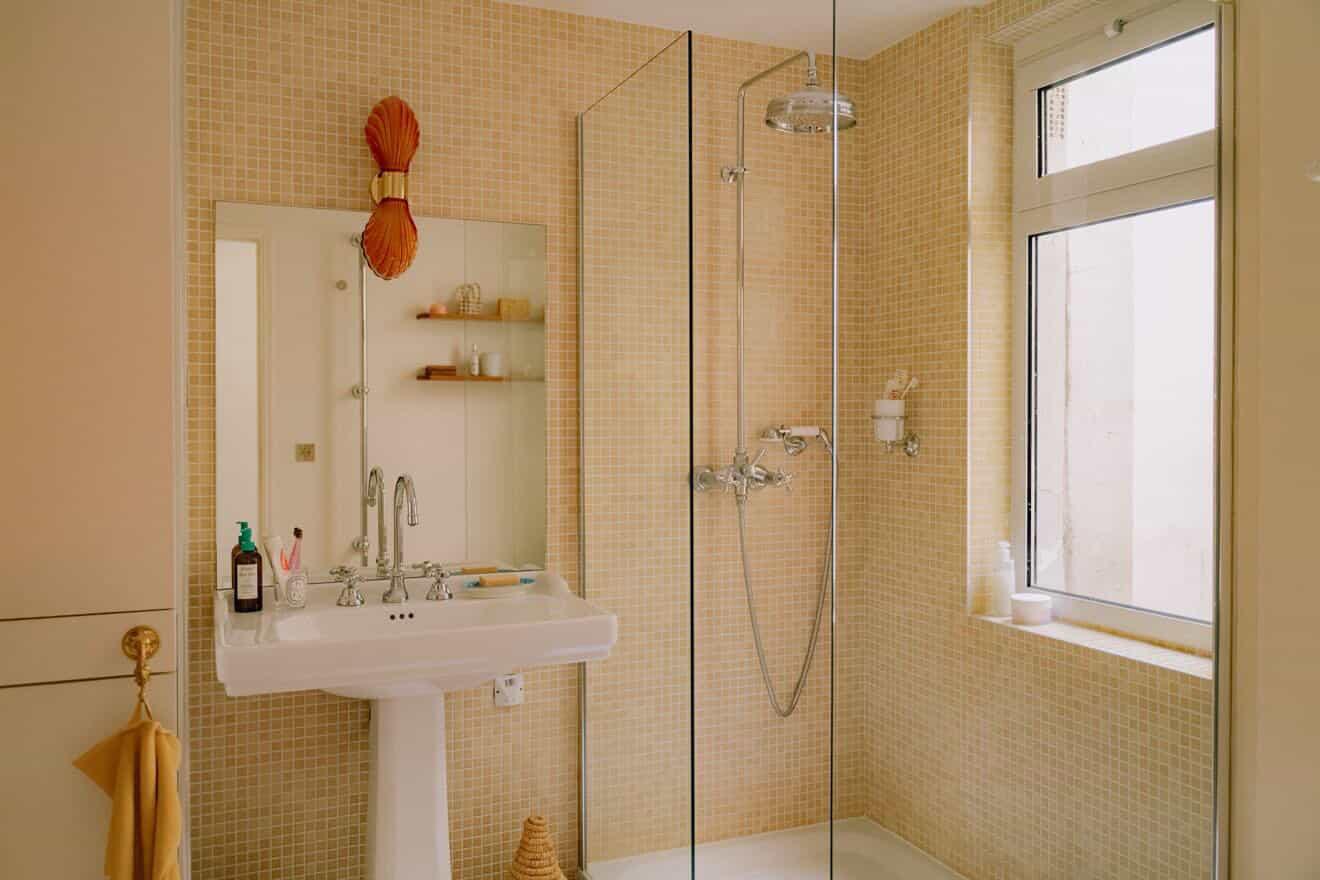 Rénovation complète d’une salle de bains dans un style rétro