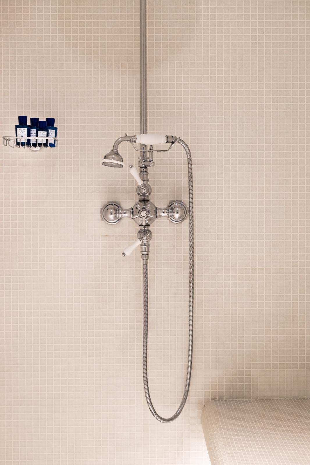 Aménagement d’une salle de bain, d’une salle de douche et de deux cabinets de toilette en collaboration avec Kim Layani Architecte