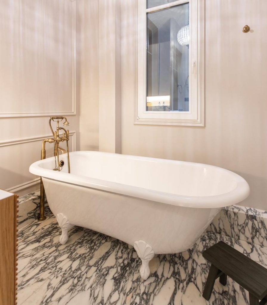 Aménagement d’une salle de bain, d’une salle de douche et de deux cabinets de toilette en collaboration avec Kim Layani Architecte