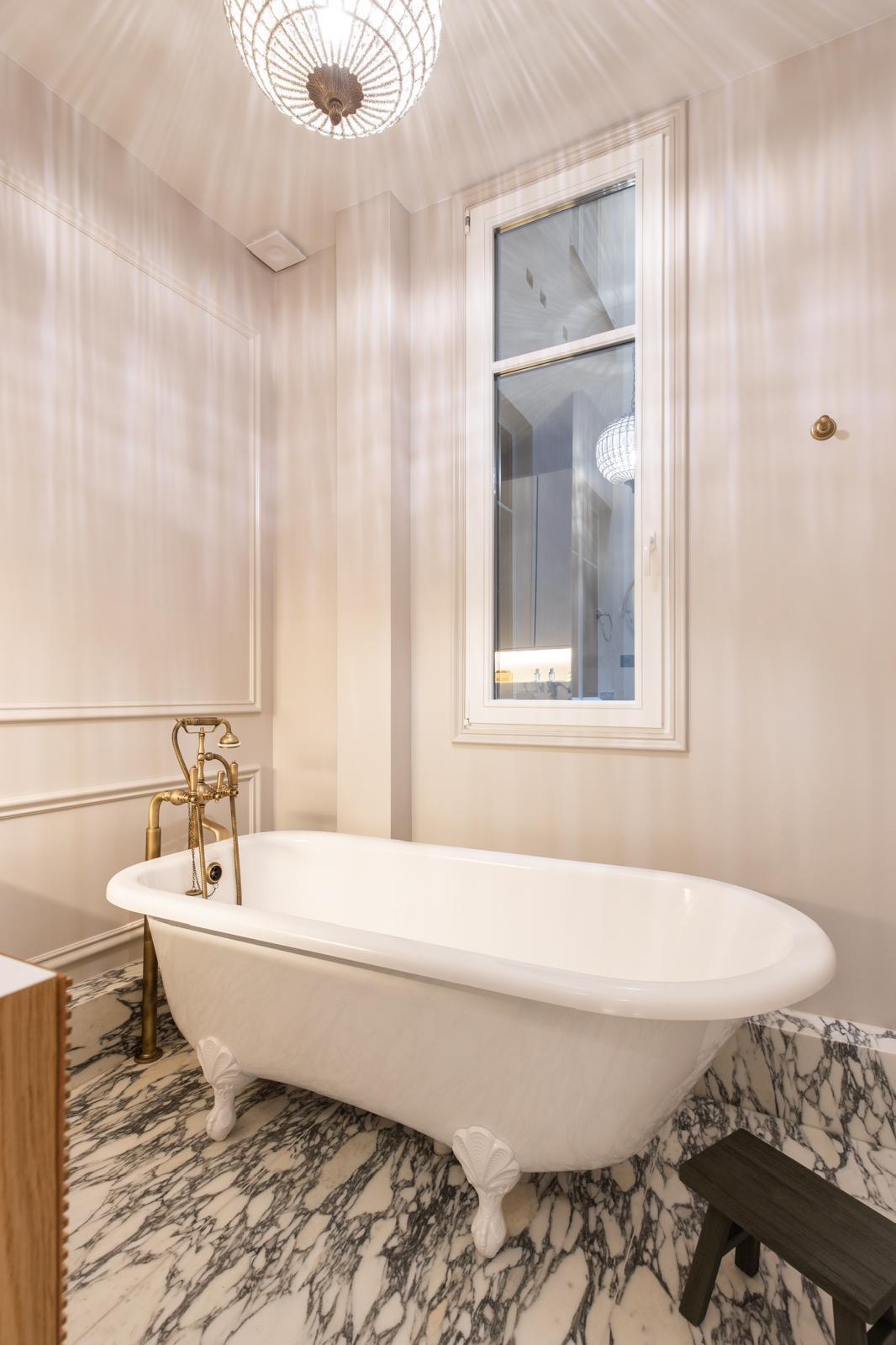 Aménagement d’une salle de bain, d’une salle de douche et de deux cabinets de toilette en collaboration avec Kim Layani Architecte