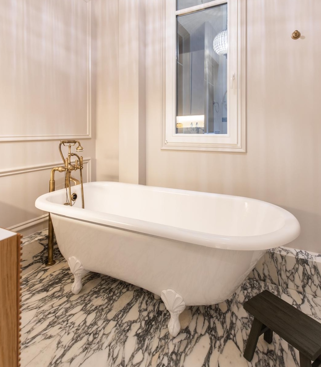 Aménagement d’une salle de bain, d’une salle de douche et de deux cabinets de toilette en collaboration avec Kim Layani Architecte