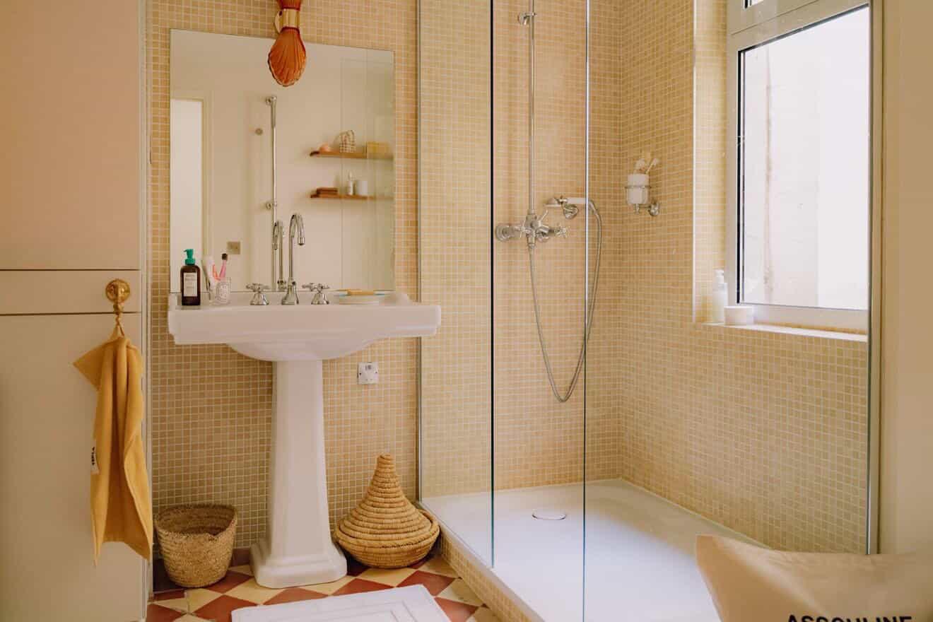 Rénovation complète d’une salle de bains dans un style rétro