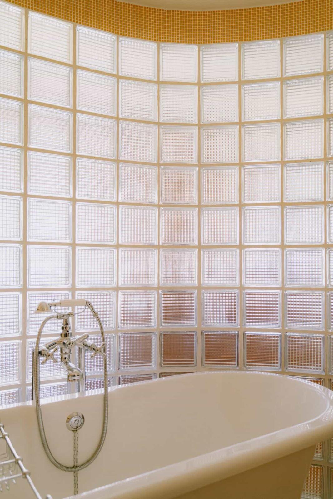 Rénovation complète d’une salle de bains dans un style rétro