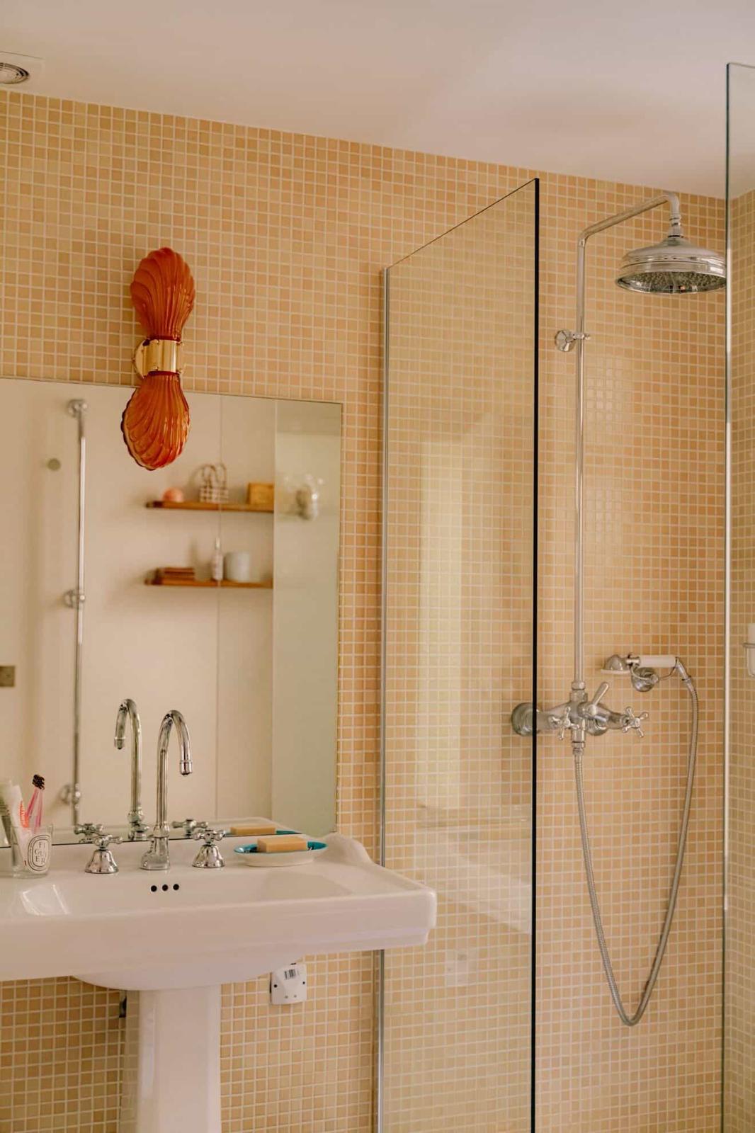 Rénovation complète d’une salle de bains dans un style rétro