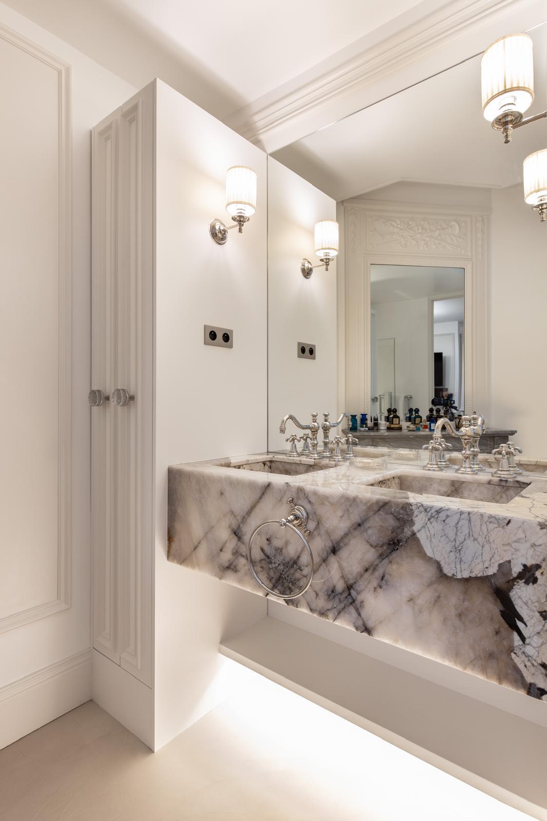 Aménagement d’une salle de bain, d’une salle de douche et de deux cabinets de toilette en collaboration avec Kim Layani Architecte