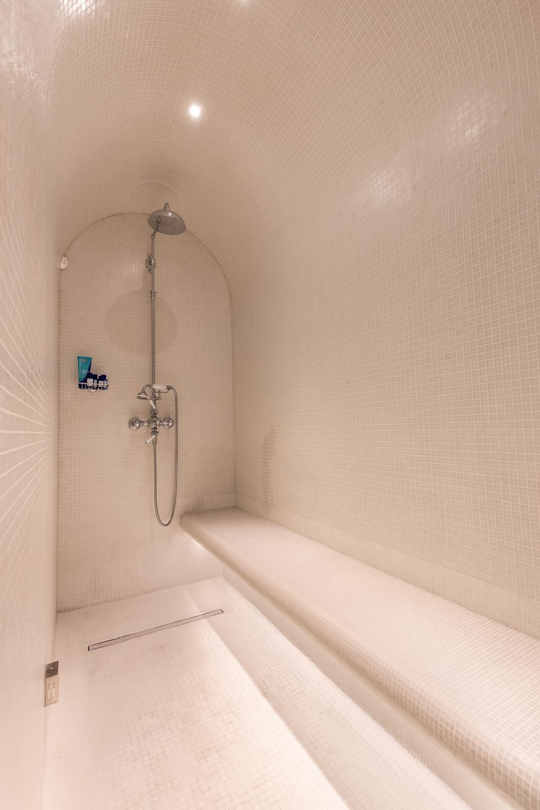 Aménagement d’une salle de bain, d’une salle de douche et de deux cabinets de toilette en collaboration avec Kim Layani Architecte