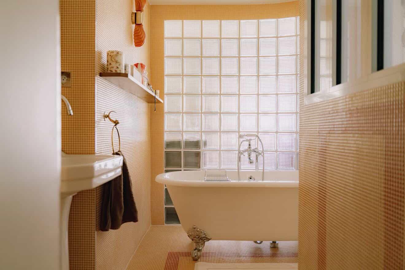 Rénovation complète d’une salle de bains dans un style rétro